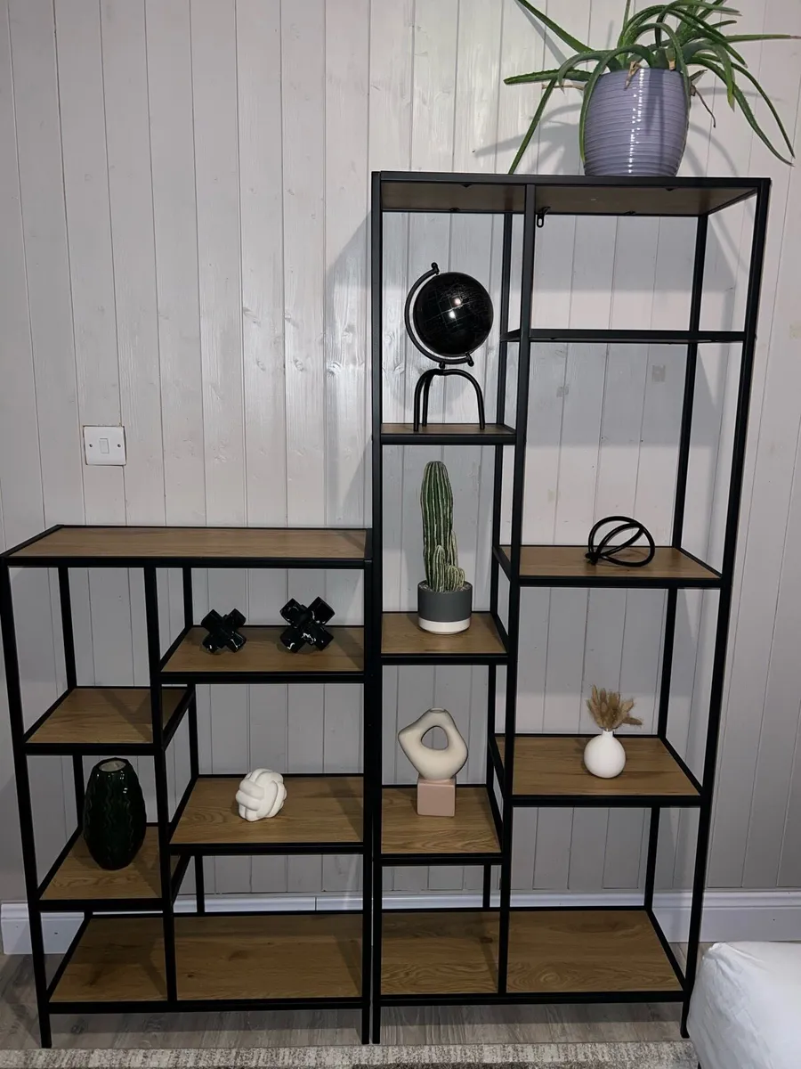 House /Shelves souvenirs included - Image 2