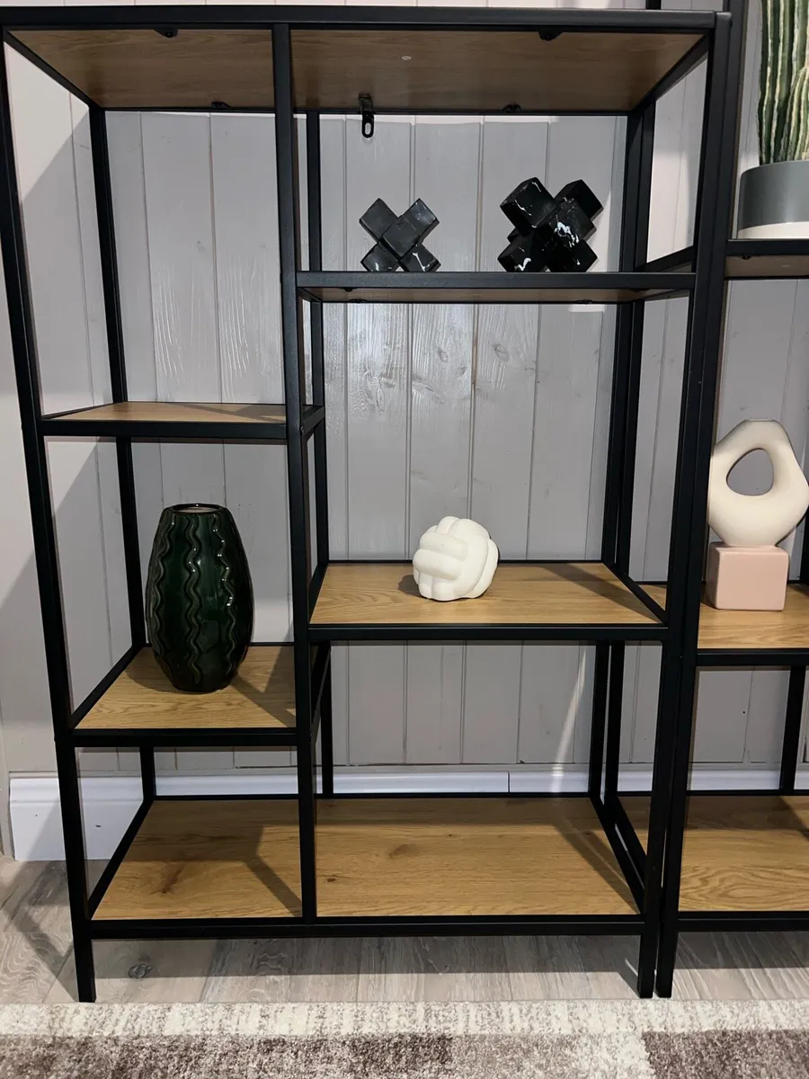 House /Shelves souvenirs included - Image 3