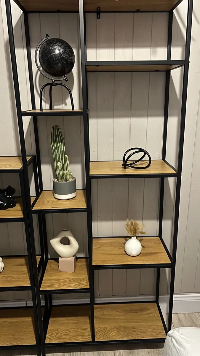 House /Shelves souvenirs included - Image 4