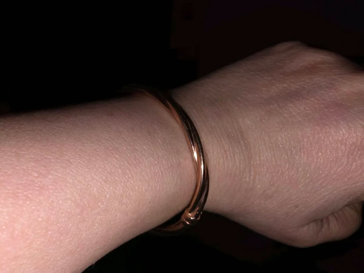 HEAVY TWIRLY TWIST, 9CT Solid Gold 6.63g Bangle ! - Image 2