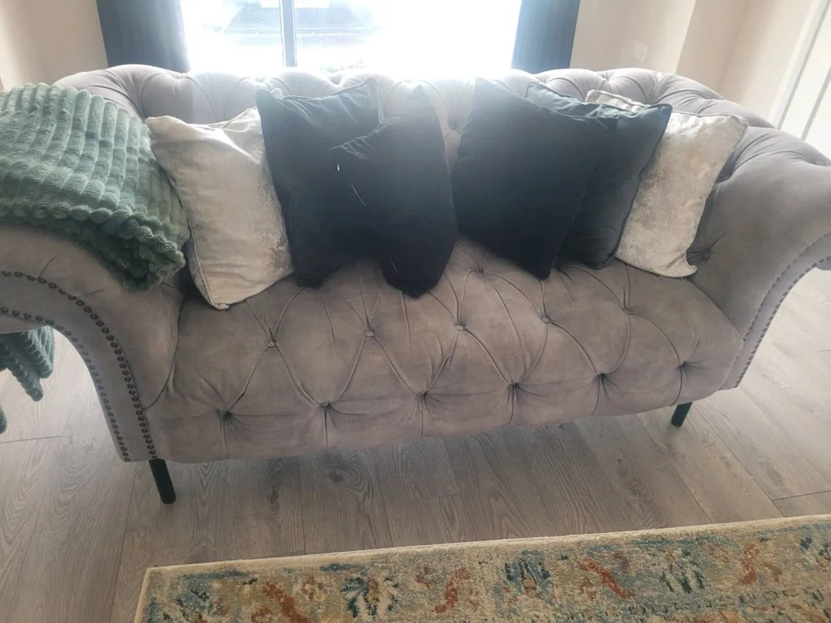 Chesterfield sofas - Image 3