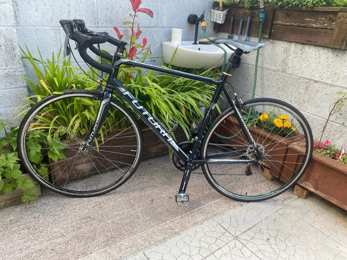 Futura monza 22 inch frame 700x25c wheels - Image 2
