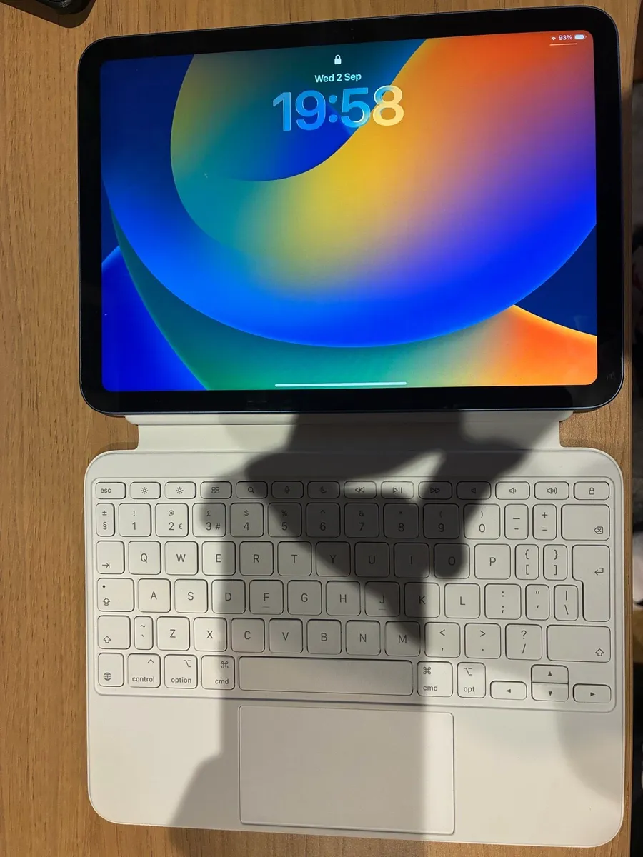 iPad (10th Generation) - Image 2