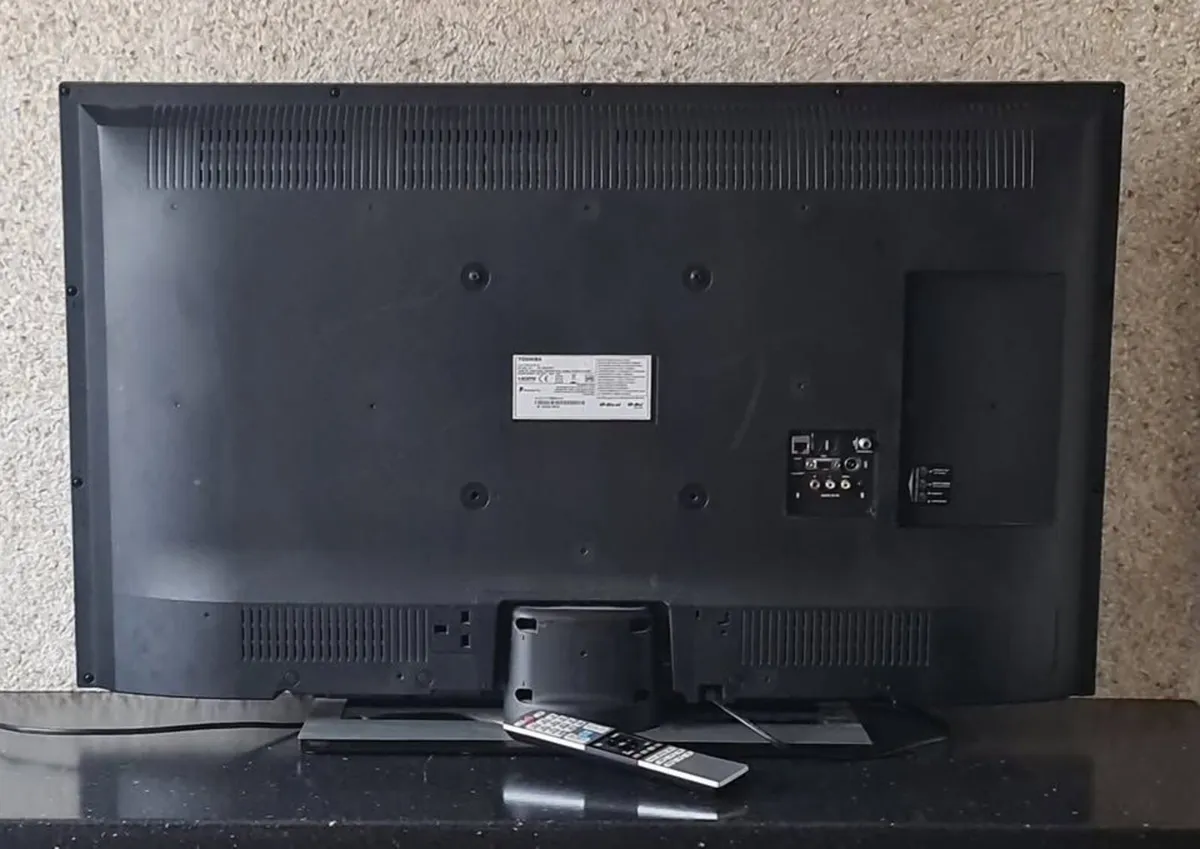 Toshiba 43" Smart TV (Model: 43L3863DBT) - Image 3
