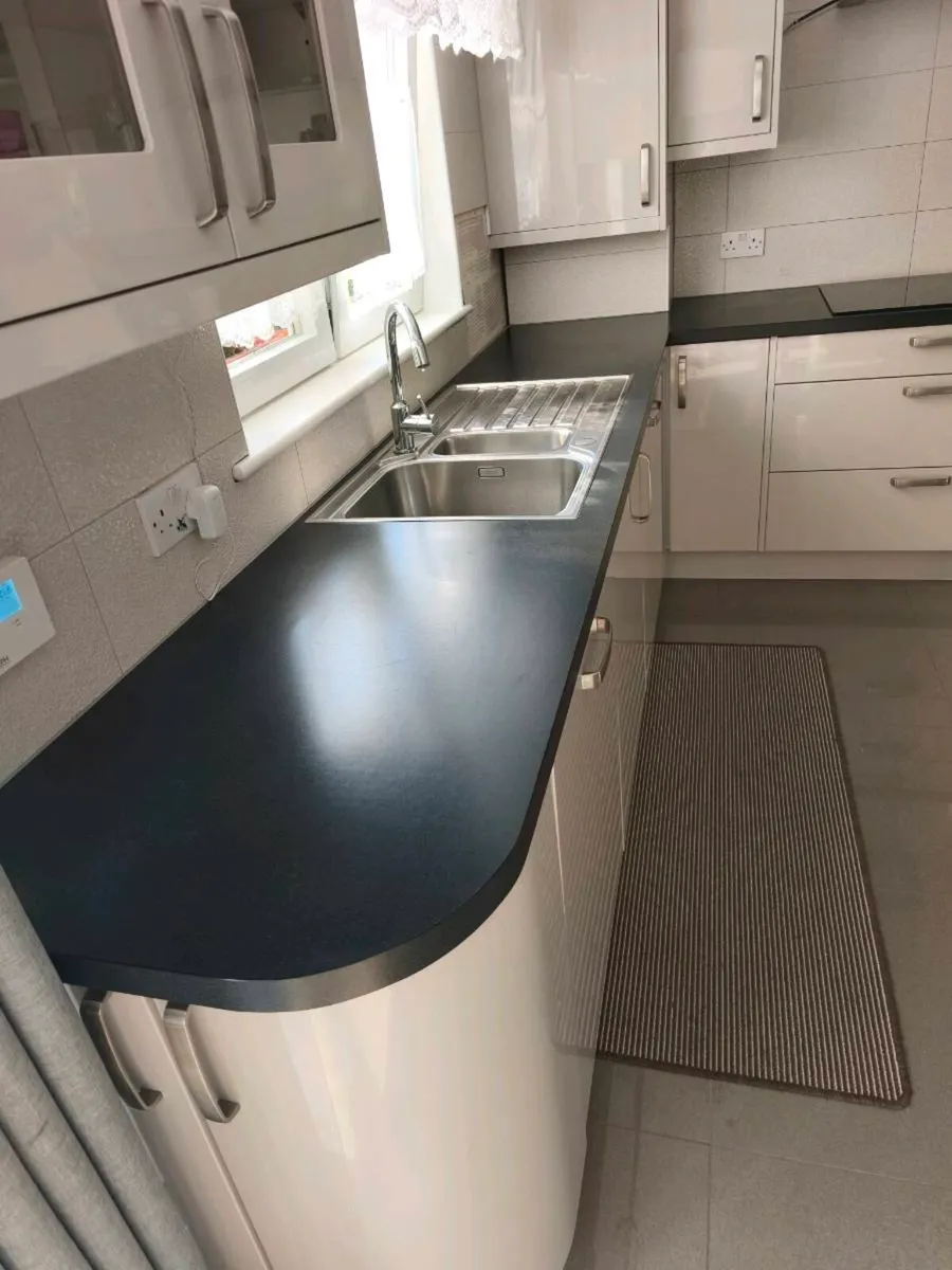 Kitchen work top with sink - Image 1