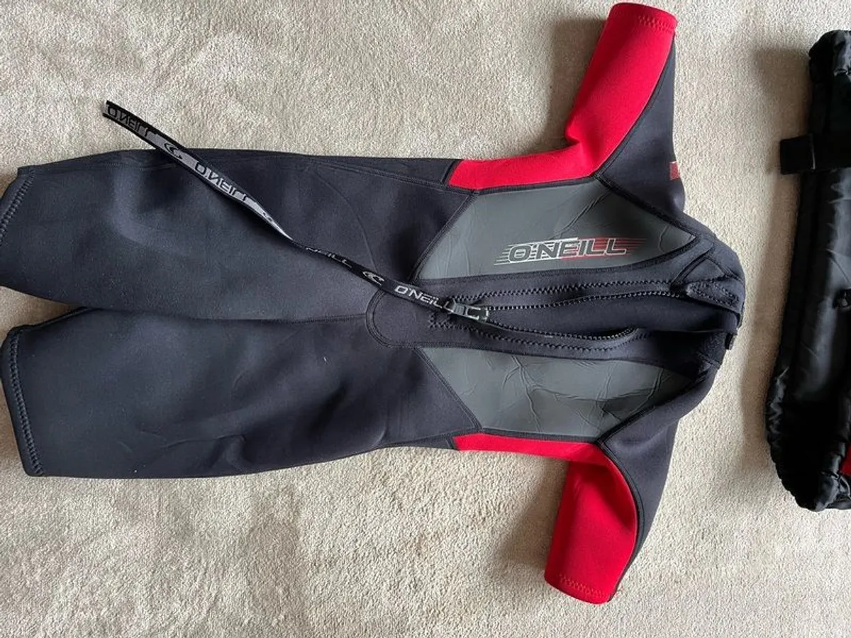 O'Neill child's 2mm shorty wetsuit and buoyancy aid. - Image 3