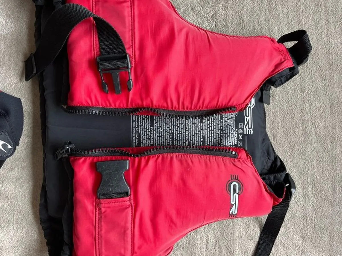 O'Neill child's 2mm shorty wetsuit and buoyancy aid. - Image 4