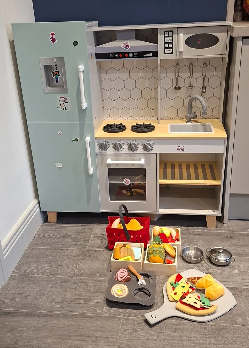 Wooden play kitchen - Image 3