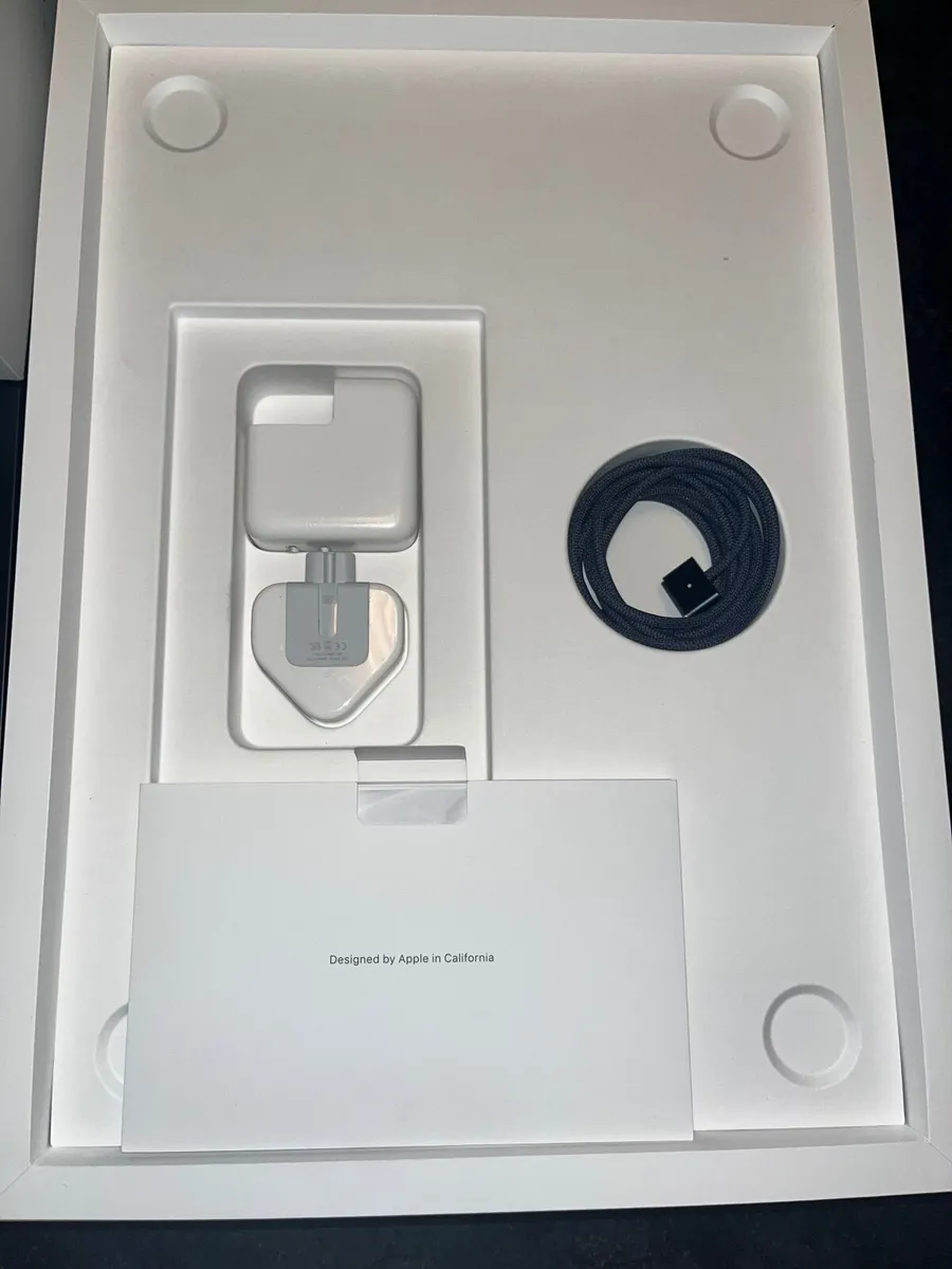 Apple MacBook Air - Image 2