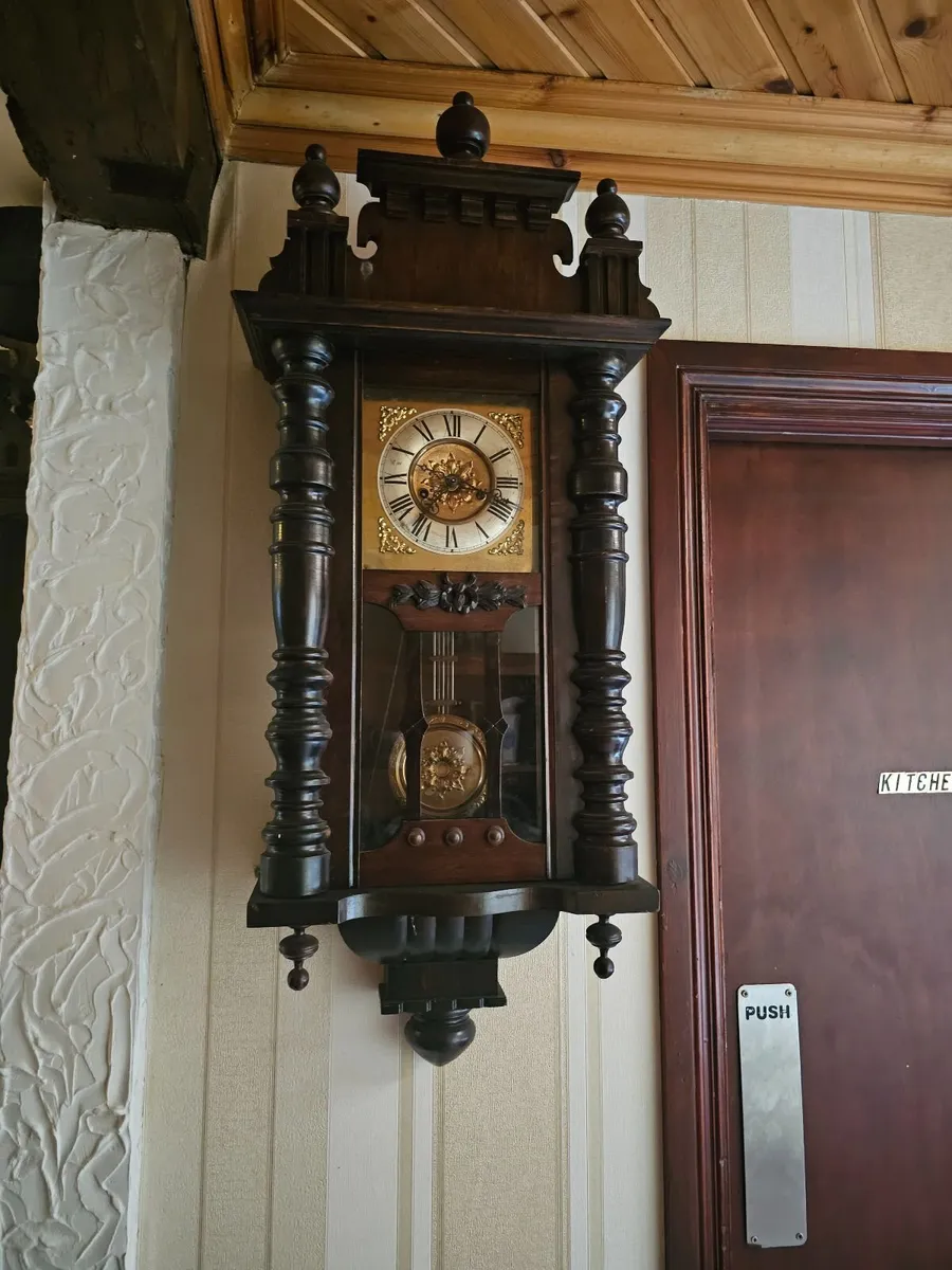 Selection of antique clocks - Image 3