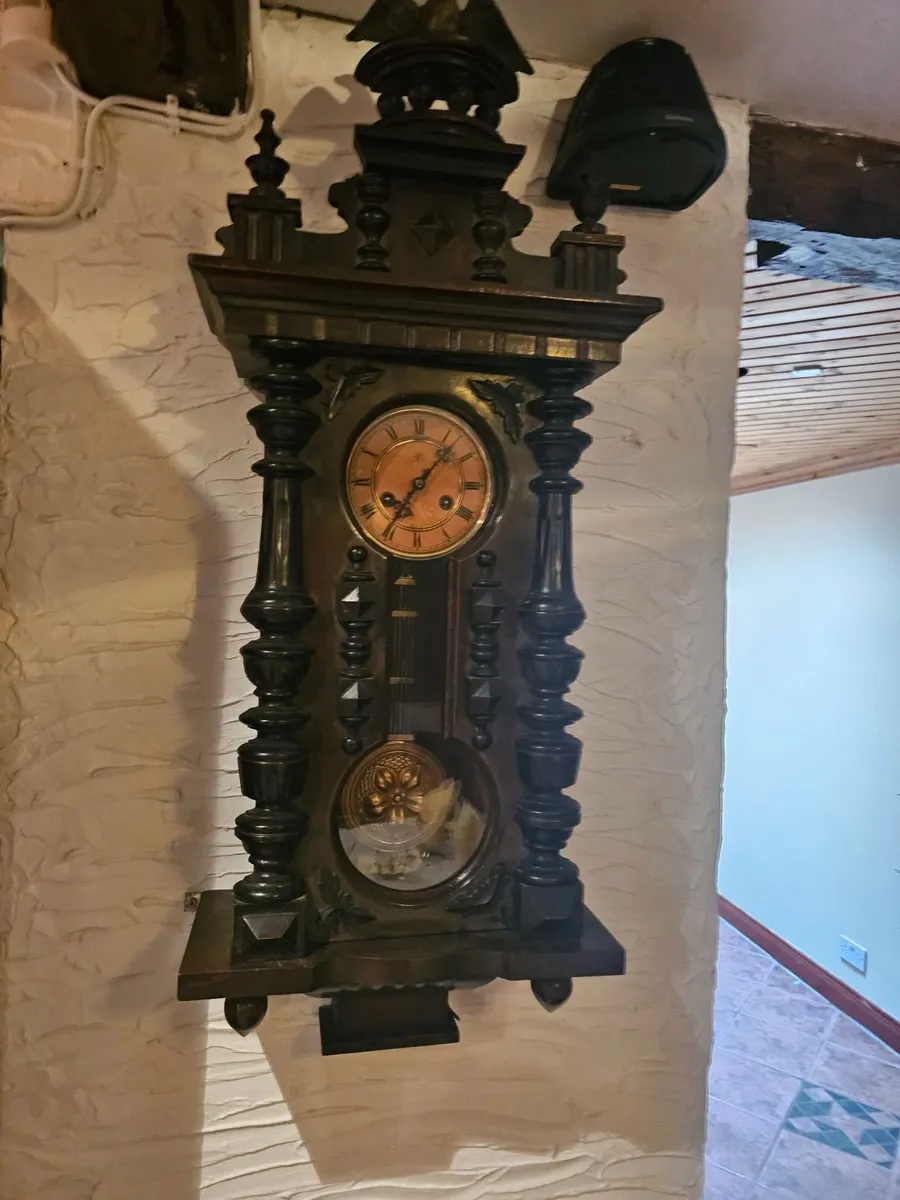 Selection of antique clocks - Image 2