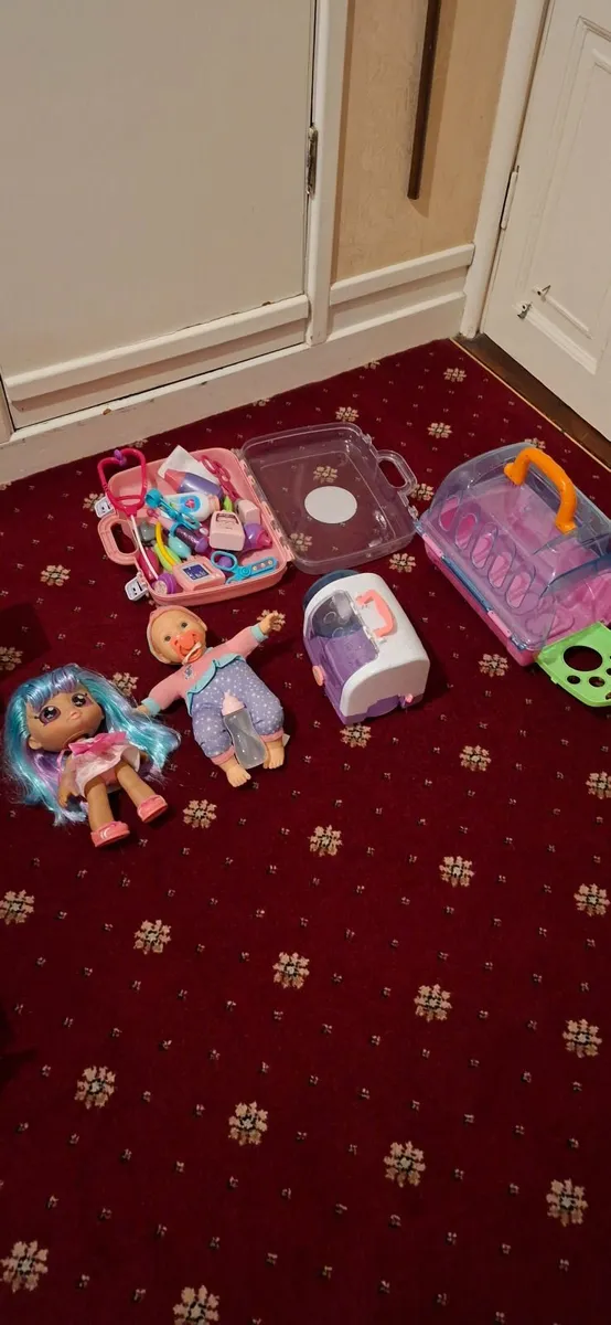 Our Generation dolls, Hosptital  set and clothes - Image 3