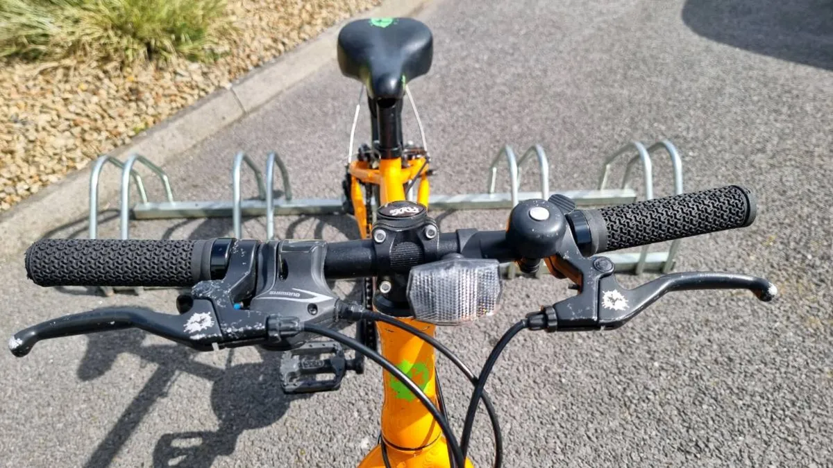 Frog 52 Hybrid Bike (Excellent Condition) - Image 3
