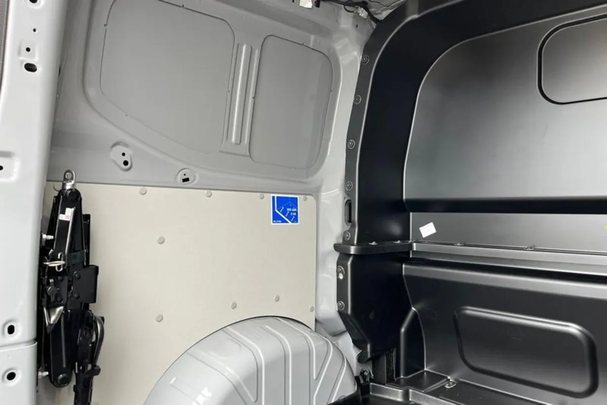 Ford Transit Custom 320 Limited L1 SWB Double Cab - Image 4