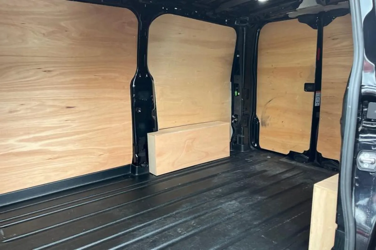 Ford Transit Custom 320 L1 PETROL FWD 2.5 PHEV 232 - Image 4