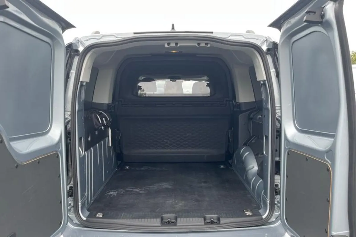Ford Transit Connect 240 Active AUTO L1 SWB FlexCa - Image 4