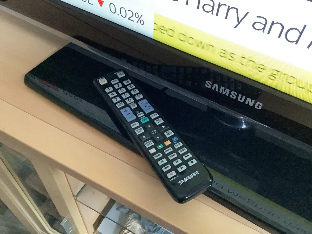 Samsung 40inch TV with original remote - Image 2
