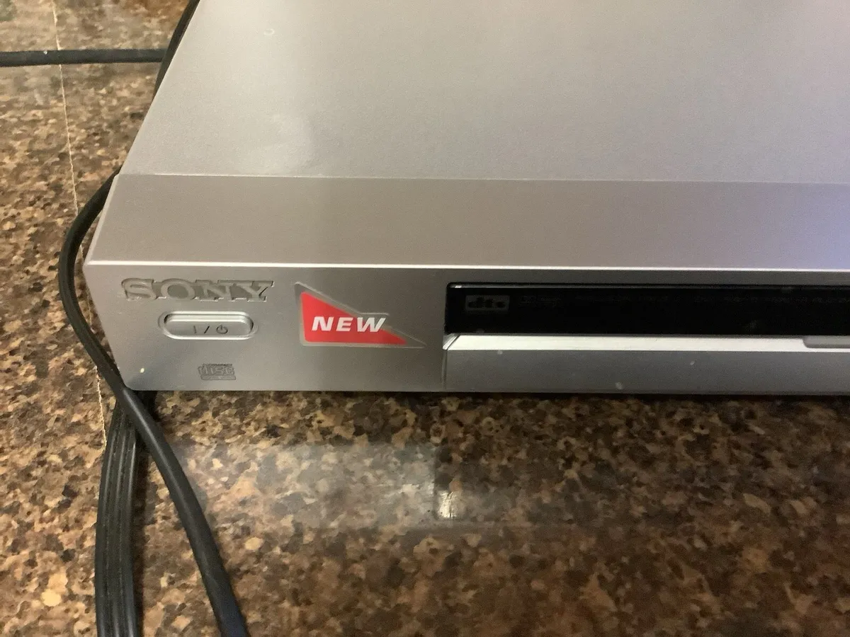 Sony CD/DVD player with original remote - Image 2