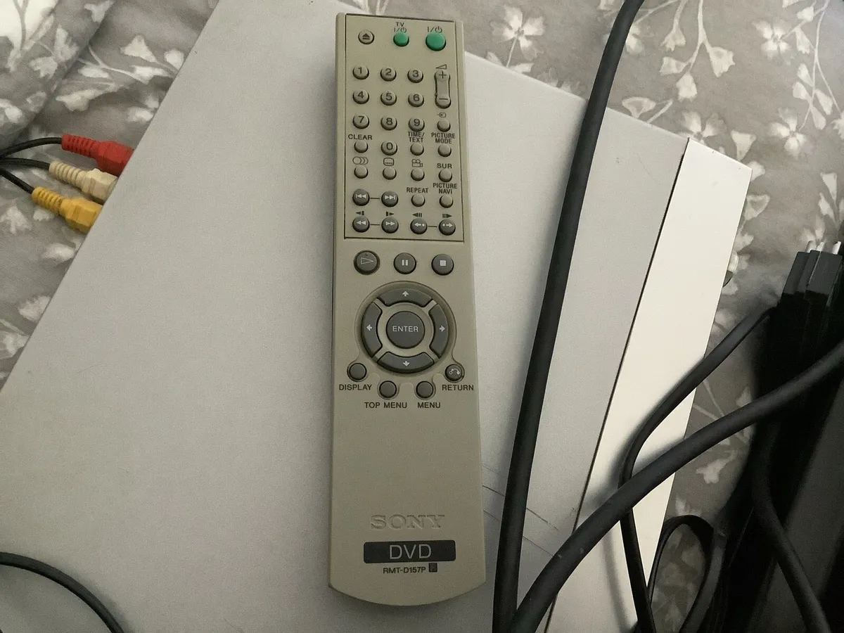 Sony CD/DVD player with original remote - Image 3