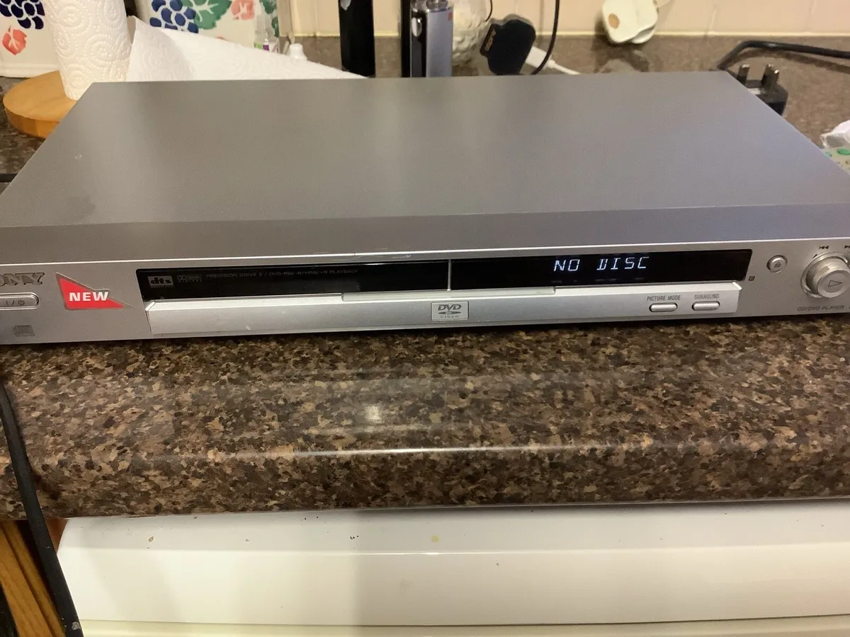 Sony CD/DVD player with original remote - Image 1