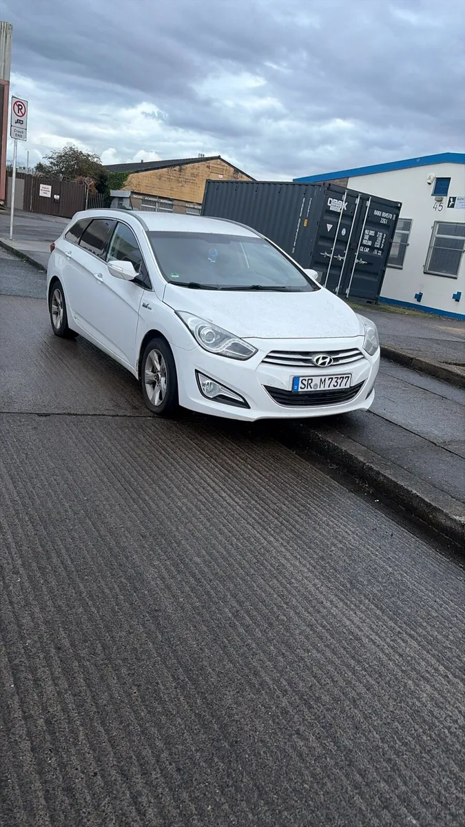 2012 HIUNDAY i40 for parts