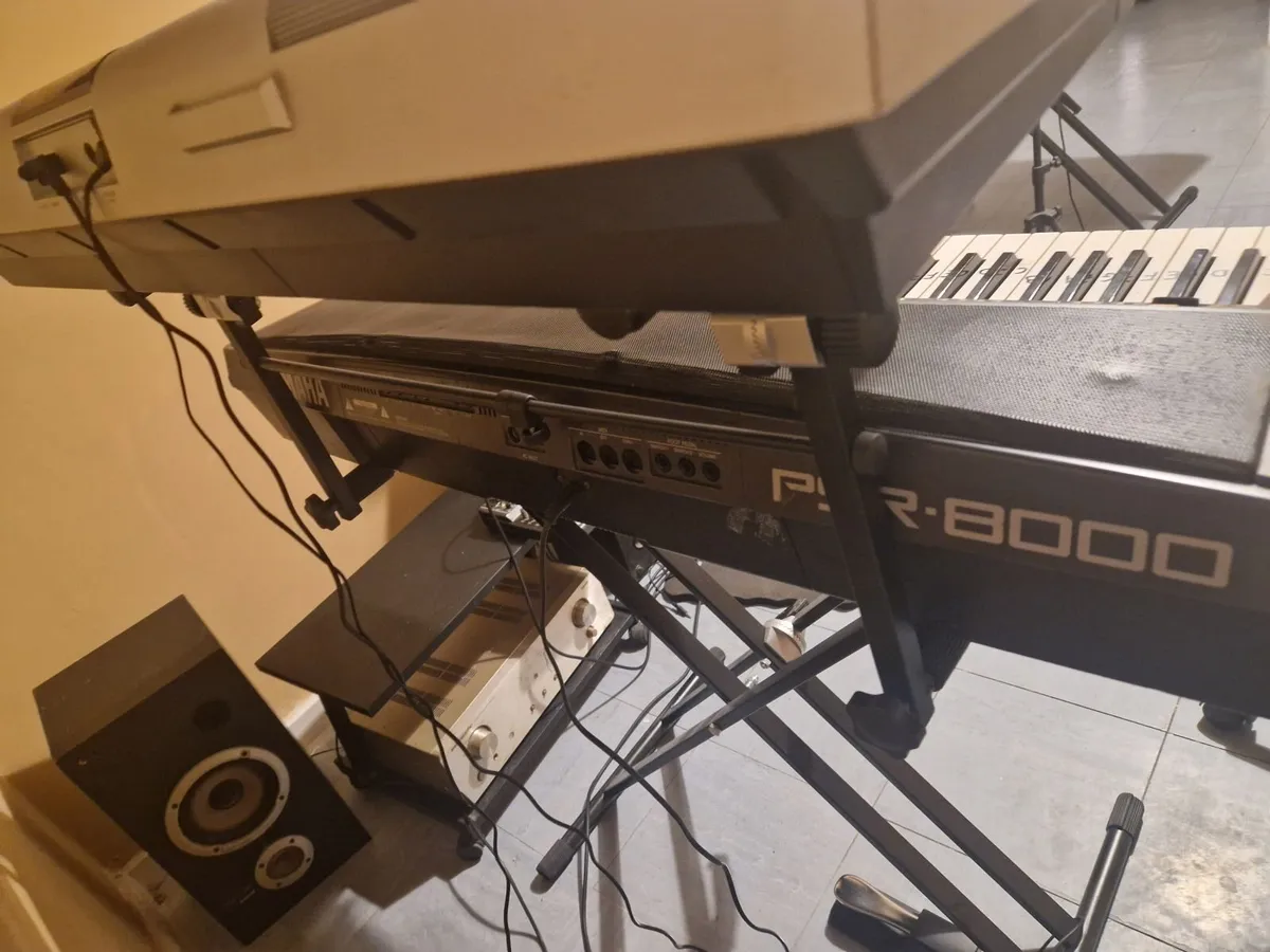 Yamaha PSR 8000 keyboard workstation - Image 2