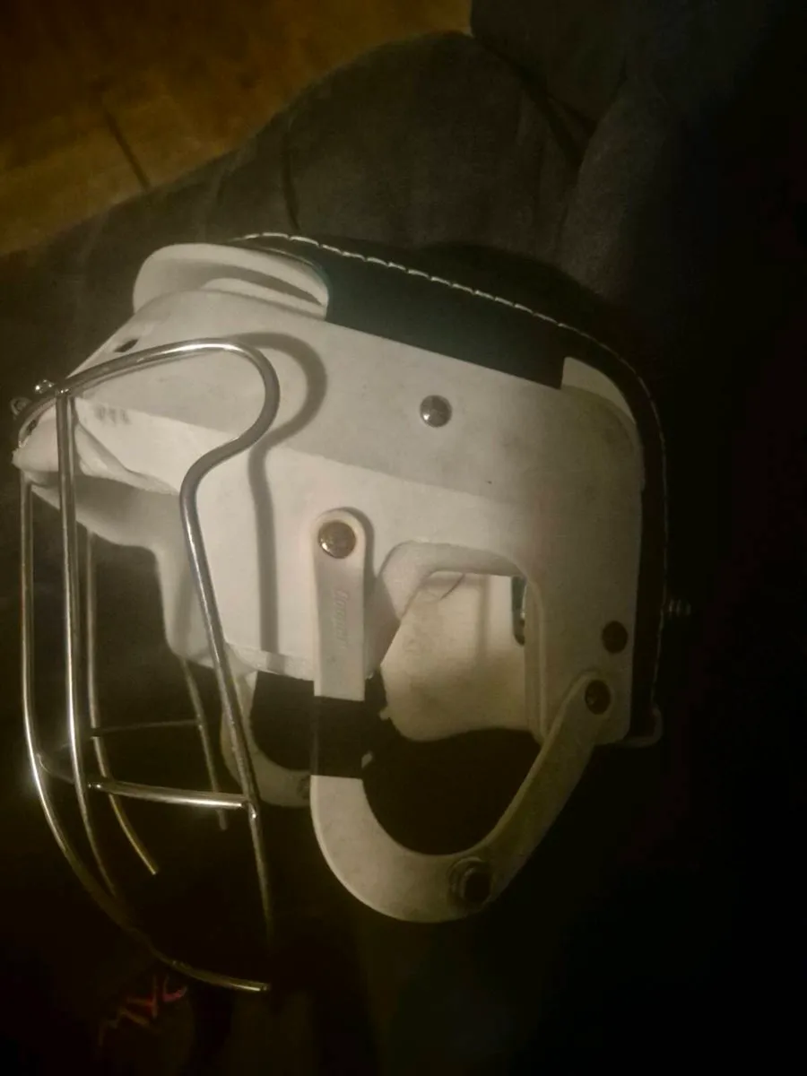 White and green class condition sk100 hurling hlmt - Image 2