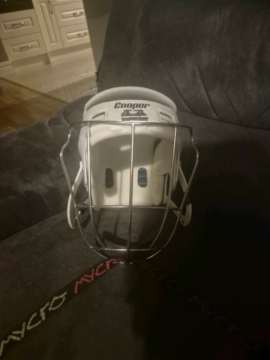 White and green class condition sk100 hurling hlmt - Image 1