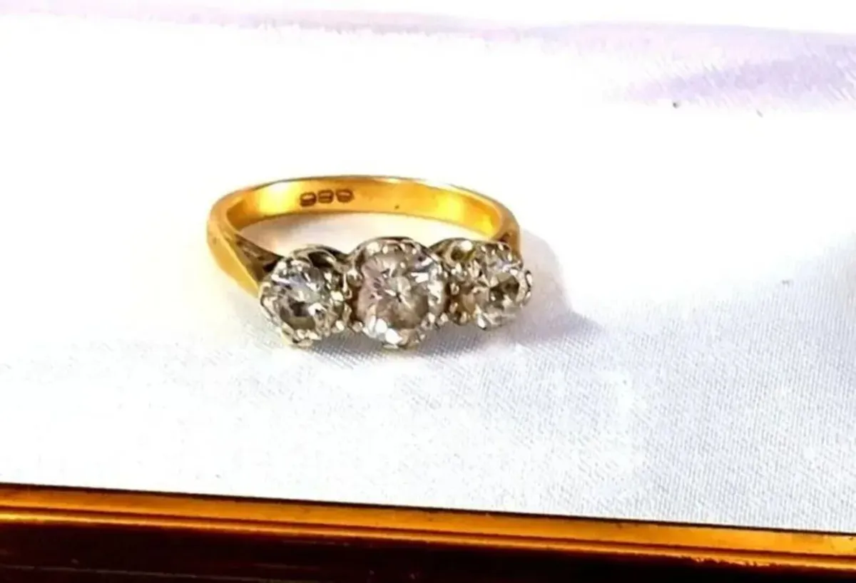Vintage 24ct Gold Diamond Trilogy Ring - Image 4