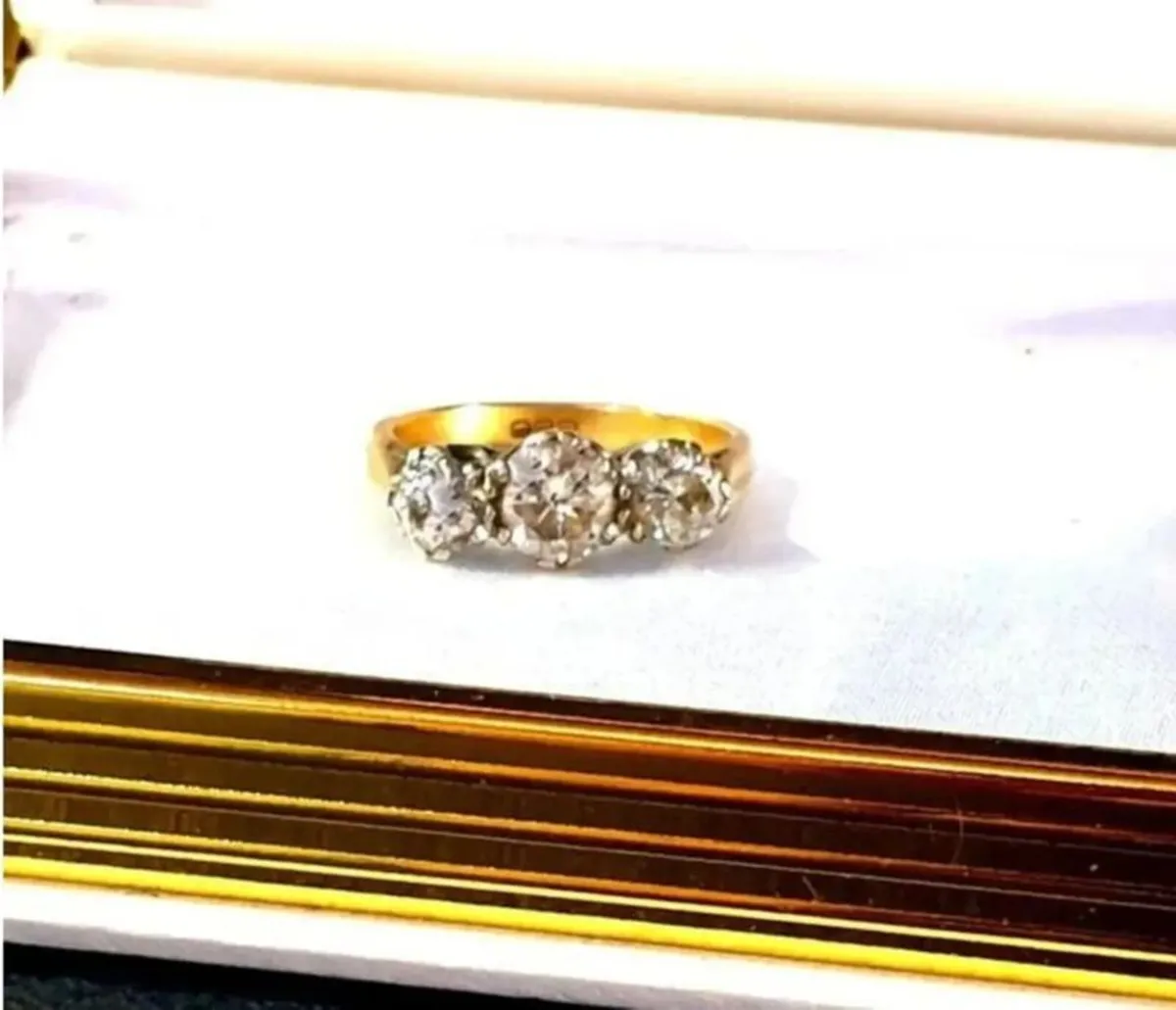 Vintage 24ct Gold Diamond Trilogy Ring - Image 2
