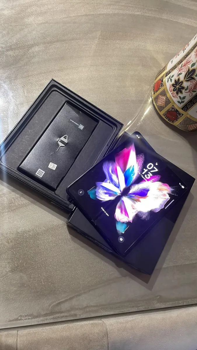 Samsung galaxy fold 3 unlocked - Image 1