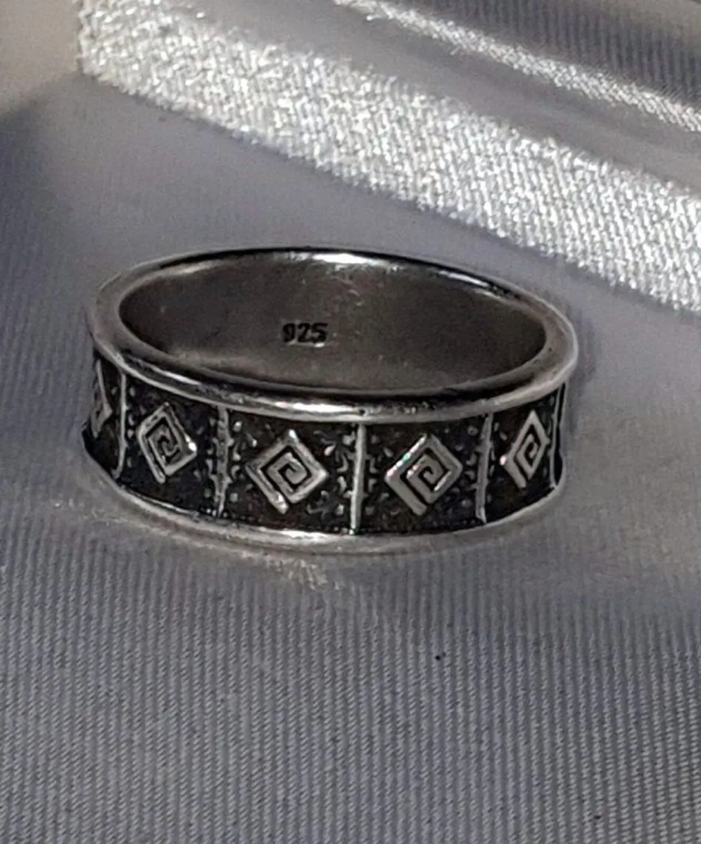 Pristine Vintage Sterling Silver Band Ring - Image 3