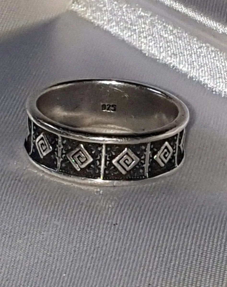 Pristine Vintage Sterling Silver Band Ring - Image 2