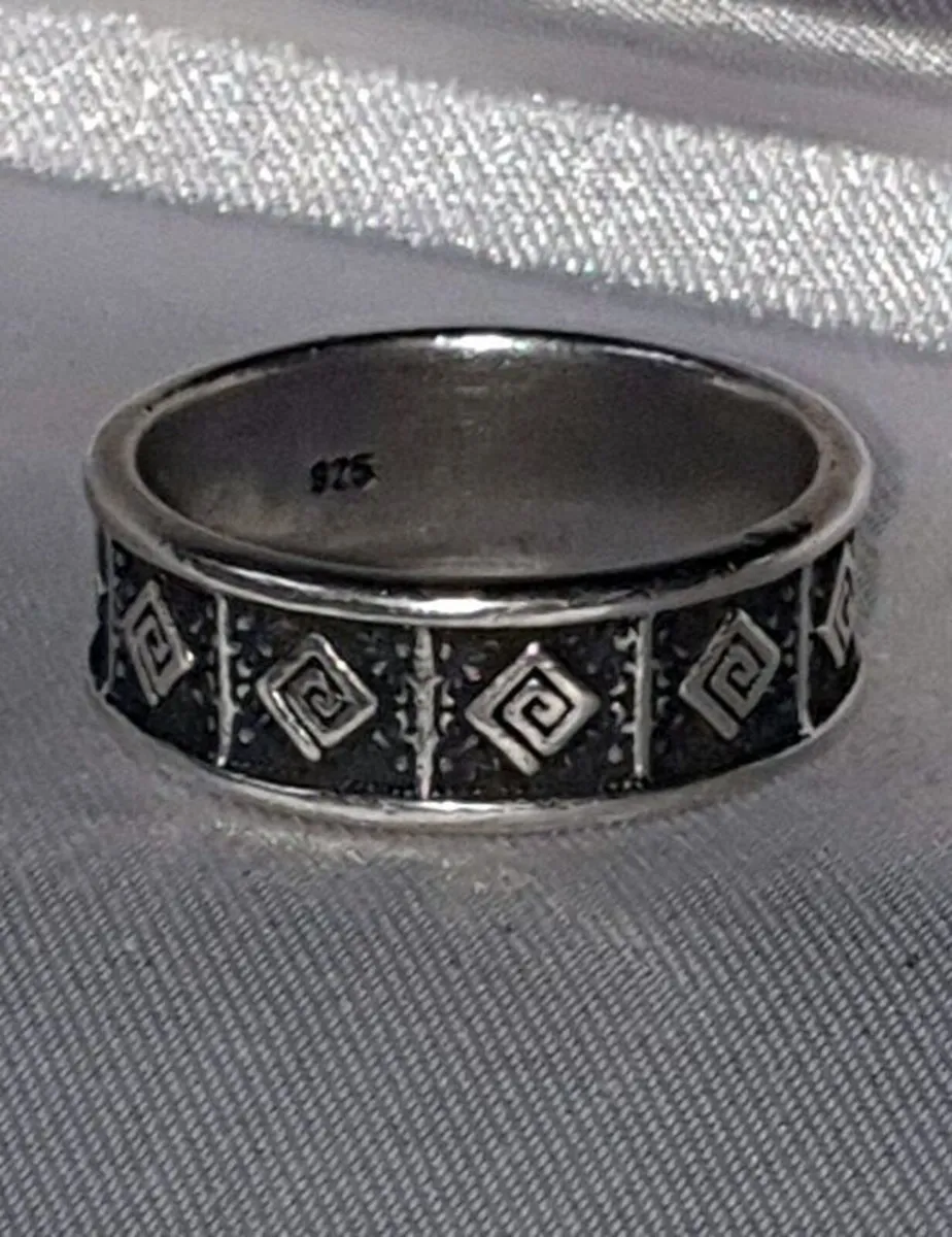 Pristine Vintage Sterling Silver Band Ring - Image 4
