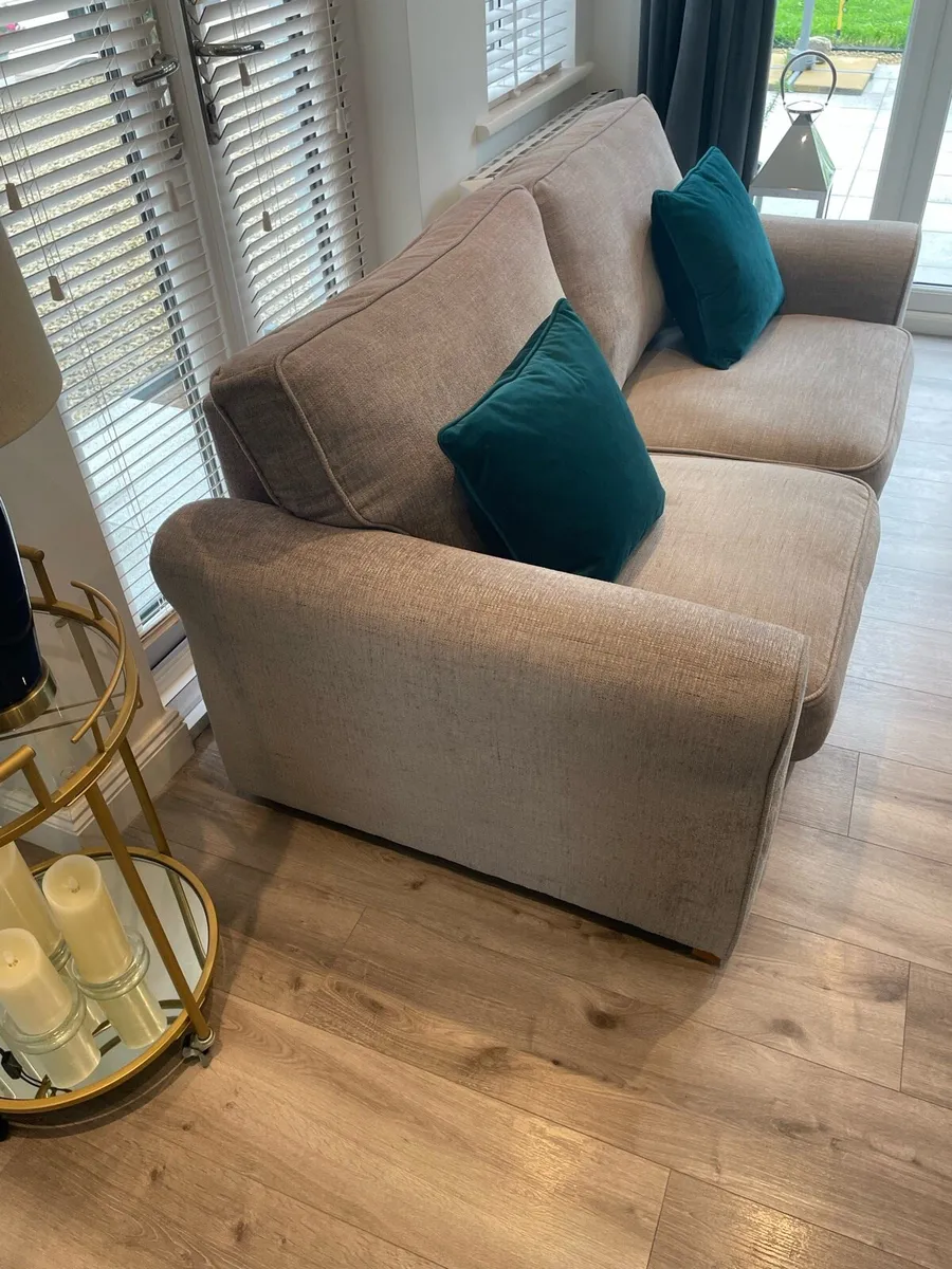 Couch in excellent condition - Image 1