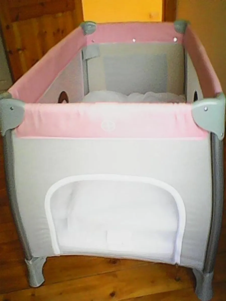 Baby travel cot x1 baby car seat x1 - Image 1