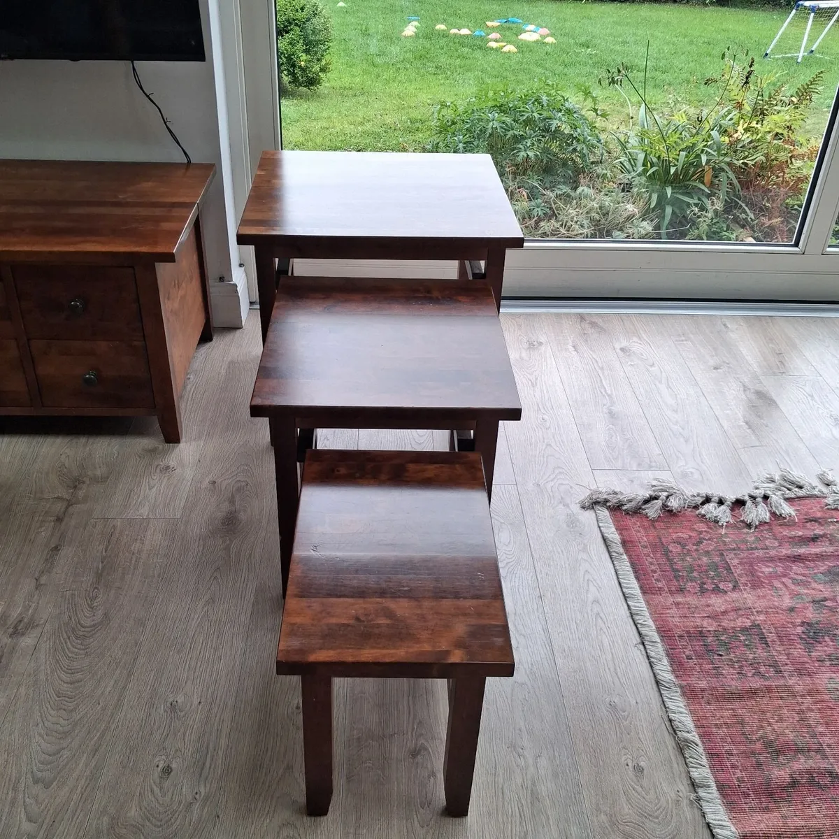 Nest of 3 walnut tables - Image 4