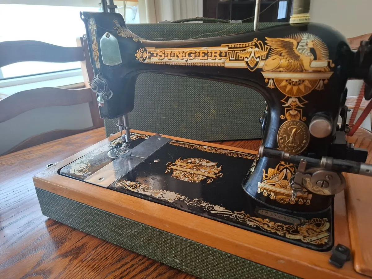 Antique Singer Sewing machine - Image 1