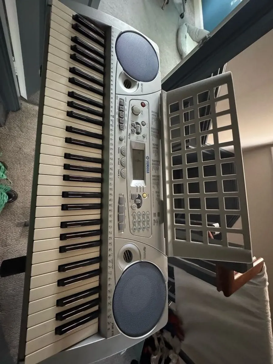 Yamaha portable electronic keyboard. - Image 4