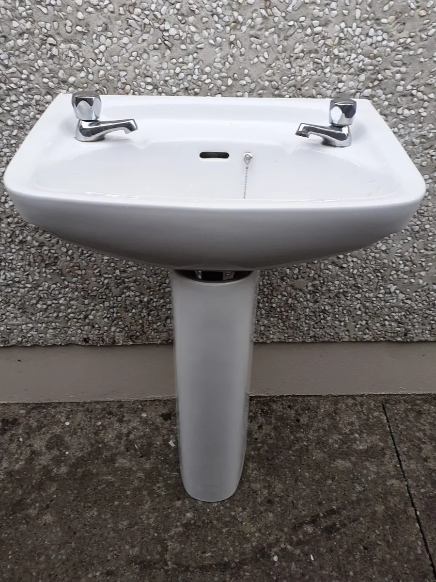 Bathroom sink - Image 1