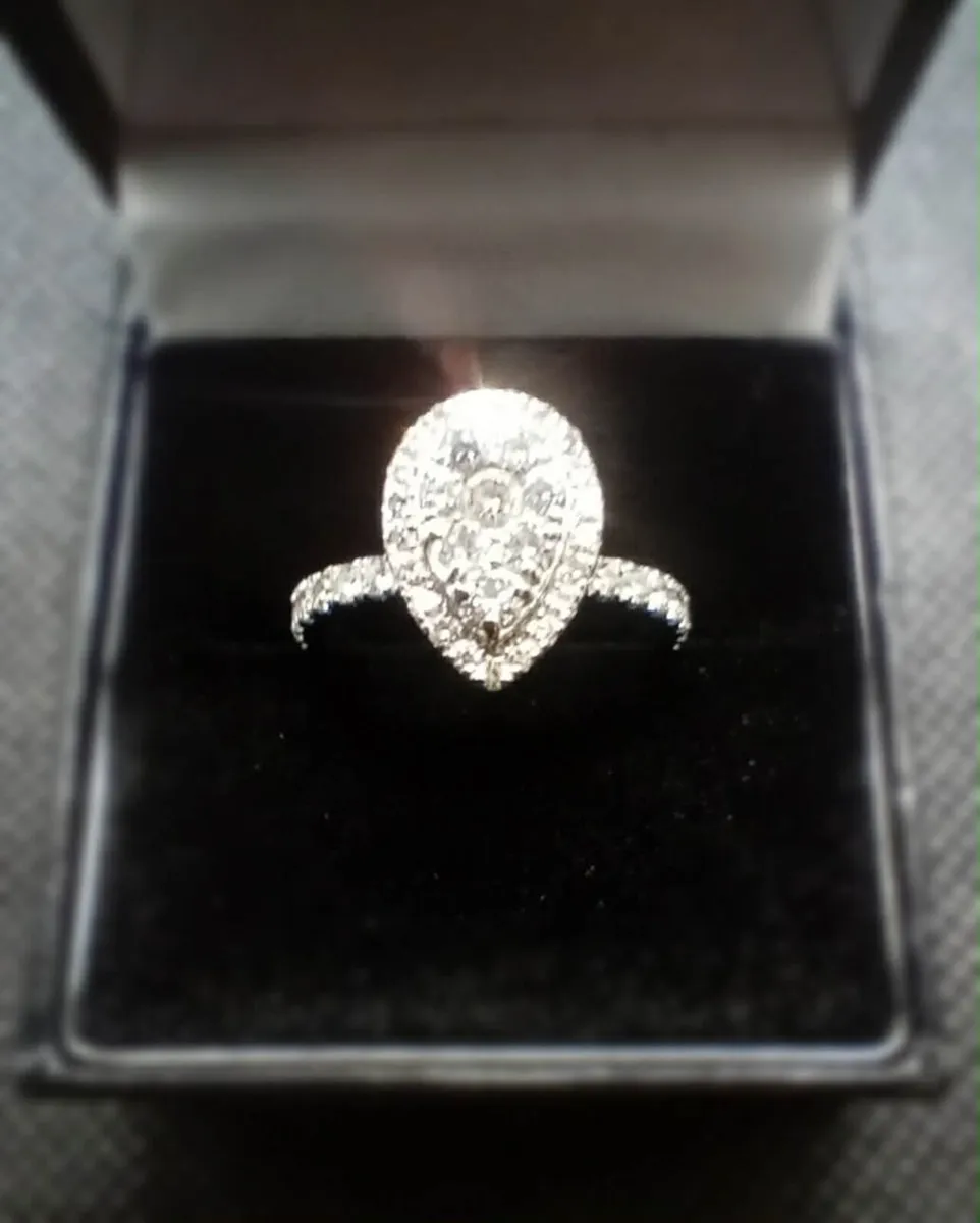 Engagement ring - Image 1