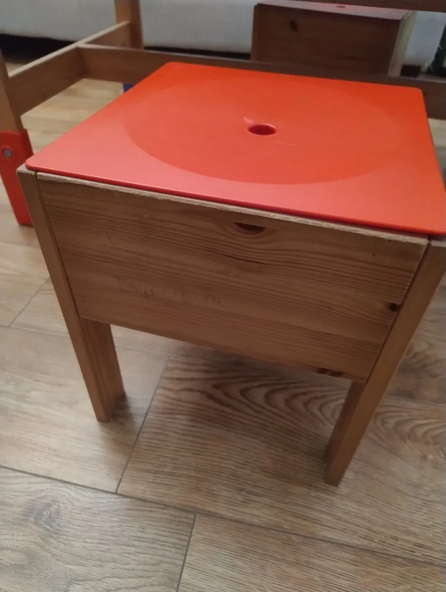Kids table and stools - Image 2