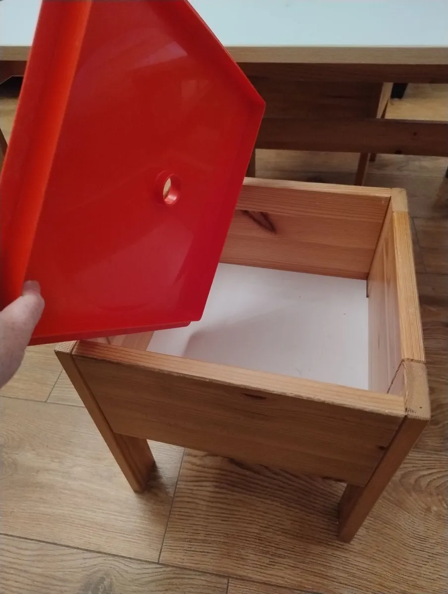Kids table and stools - Image 3