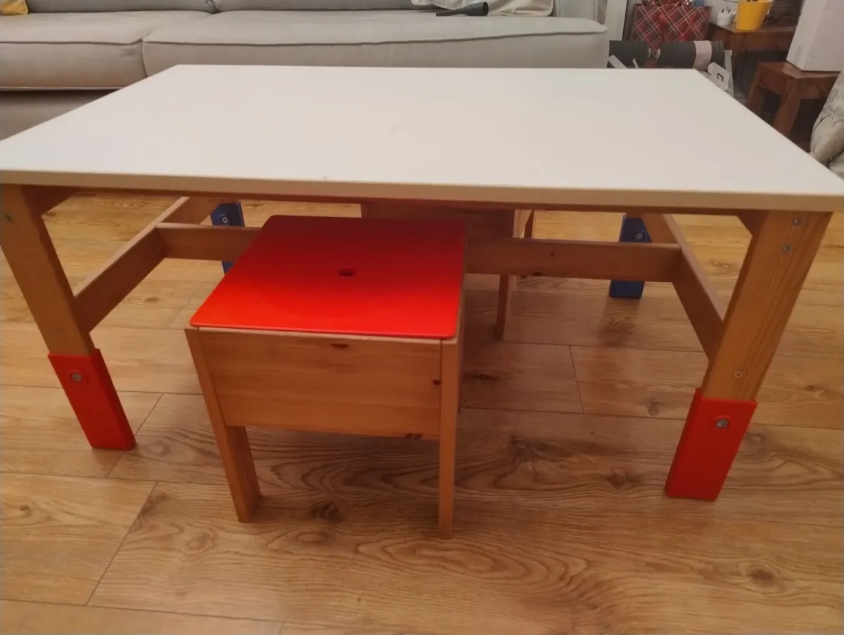 Kids table and stools - Image 4