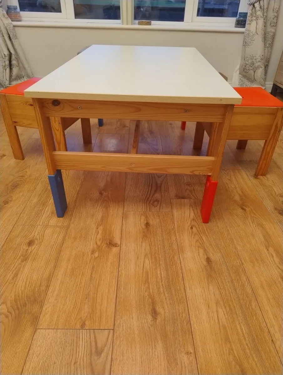 Kids table and stools - Image 1