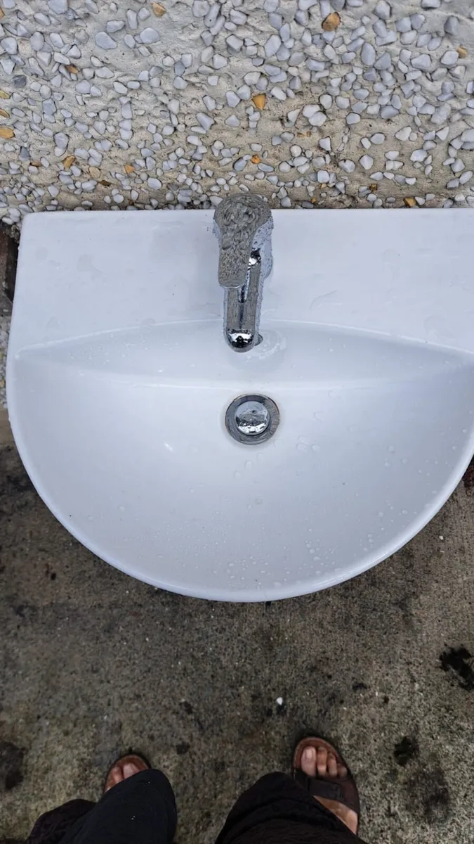 Wash basin and pedestal for sale. - Image 2