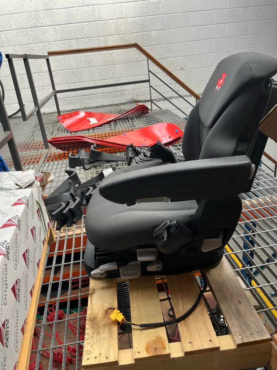 Universal tractor seat - Image 3