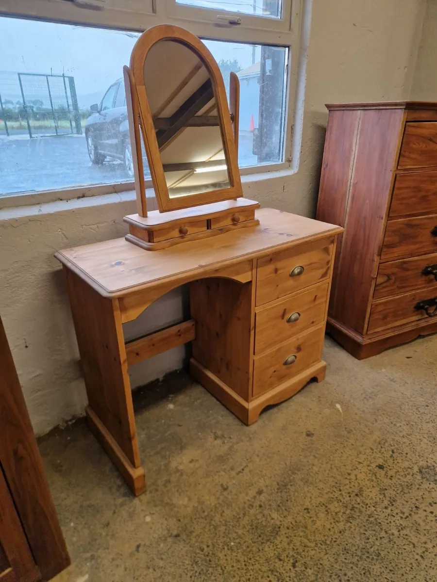 Pine dressing table with matching mirror - Image 2