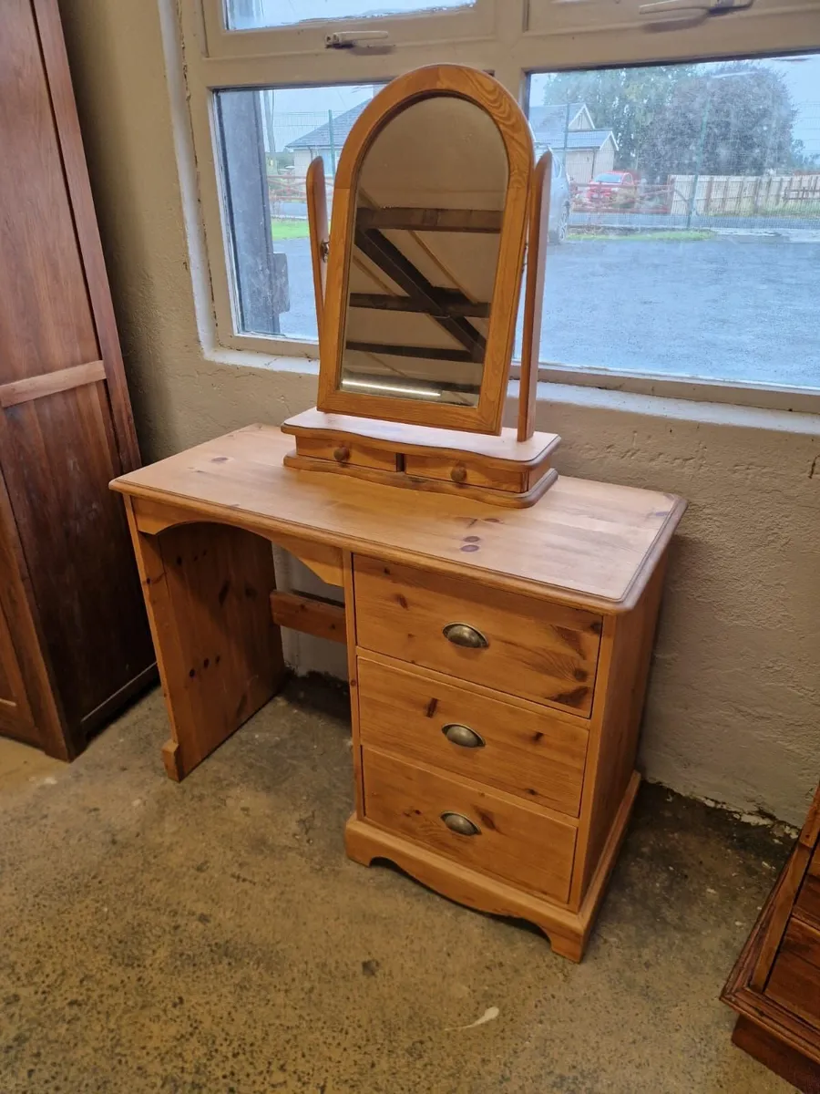 Pine dressing table with matching mirror - Image 1