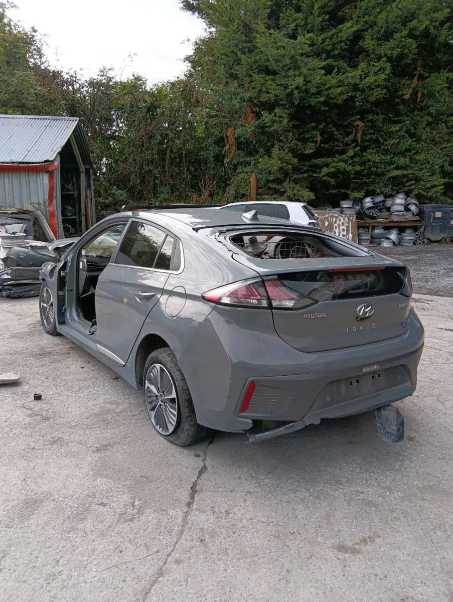 Breaking Hyundai ionic 2017 hybrid - Image 1